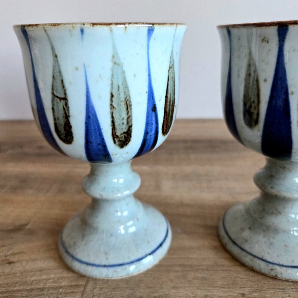 Set of 2 vintage stoneware ceramic wine goblets footed glasses. - Picture 3 of 7